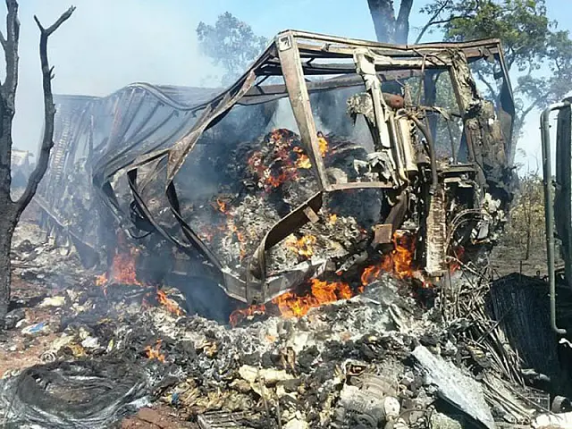 Acidente entre van e carreta deixa 11 mortos