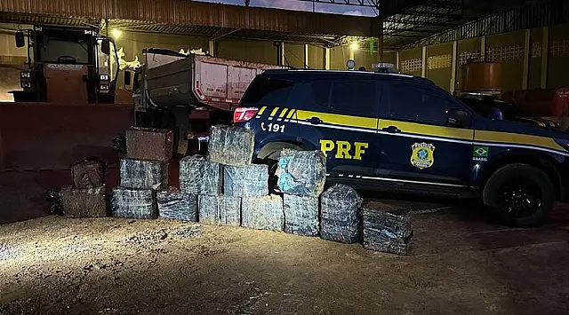 Caminhoneiro é preso com carga de 452 kg de cocaína escondida em Terenos