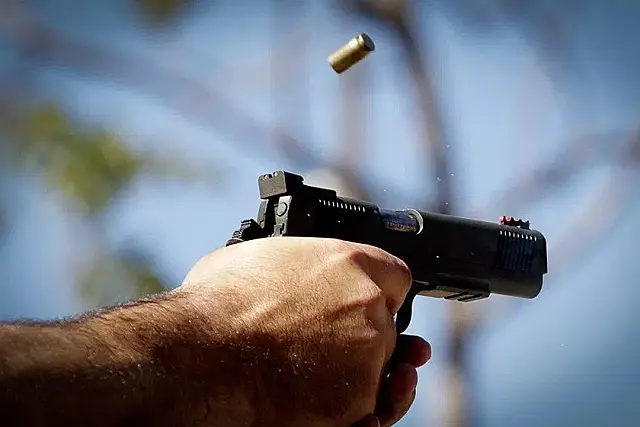 Homem tenta enforcar a mãe e acaba baleado por policial