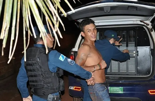 Homem é esfaqueado pelo irmão e fica com faca cravada nas costas
