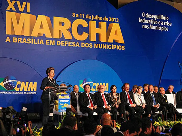 Dilma anuncia R$ 3 bilhões para prefeitos e ouve vaias