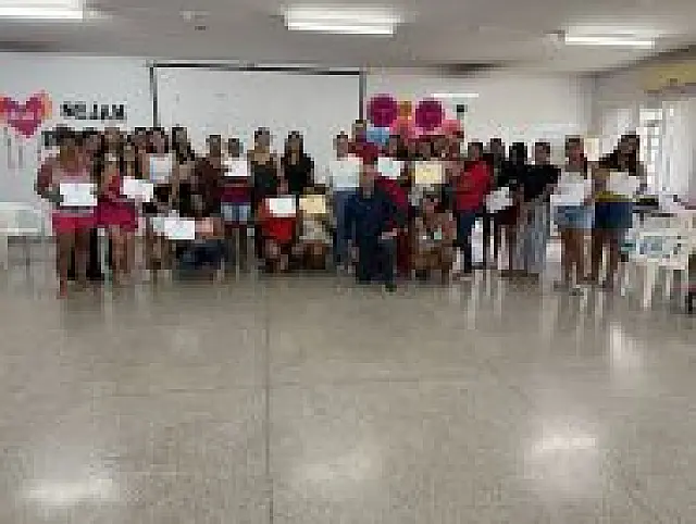 Certificados são entregues a participantes de qualificação profissional