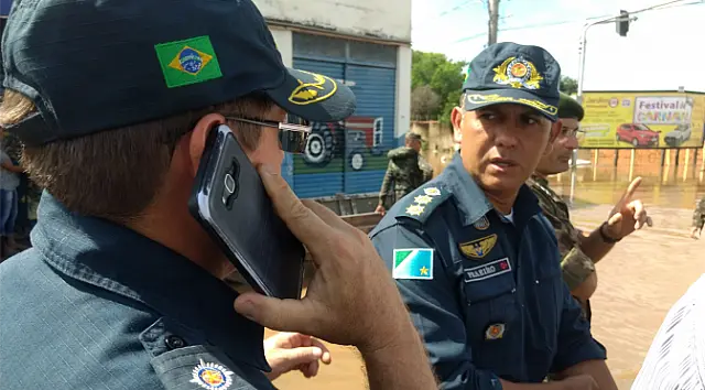 PM usa até policiais do administrativo para auxiliar população após cheia