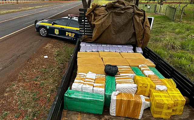 PRF apreende 1,5 tonelada de maconha em Vicentina