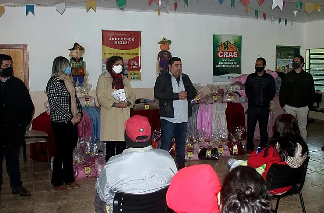 Na entrega de cobertores, prefeito de Bonito exalta a parceria com o Governo