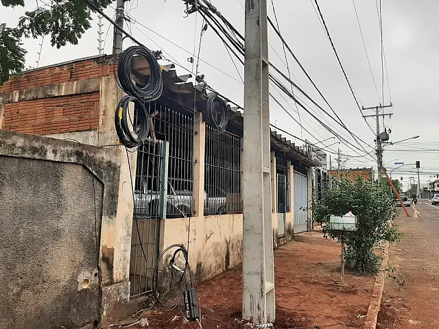 Após temporal, idoso escorrega de telhado e morre