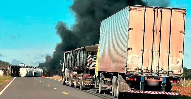 Caminhão-tanque tomba e provoca incêndio na MS-040