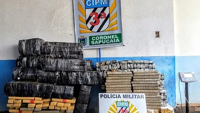 PM apreende 757 kg de maconha em dois carros na fronteira