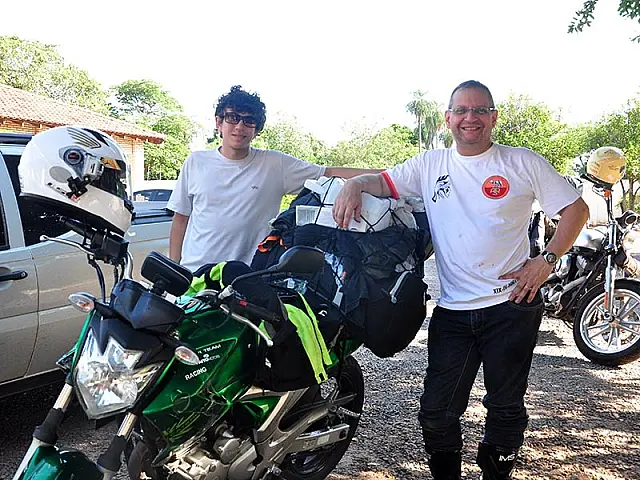 Apaixonados por moto, pai e filho fazem expedição pela América do Sul