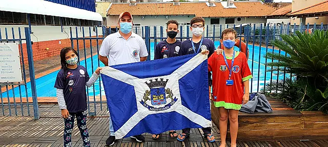 Alunos da escolinha de natação do Clube Gressa de Aquidauana participam de competição na capital