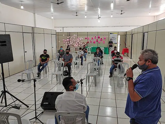 Aulas gratuitas de canto e violão são realizadas no município