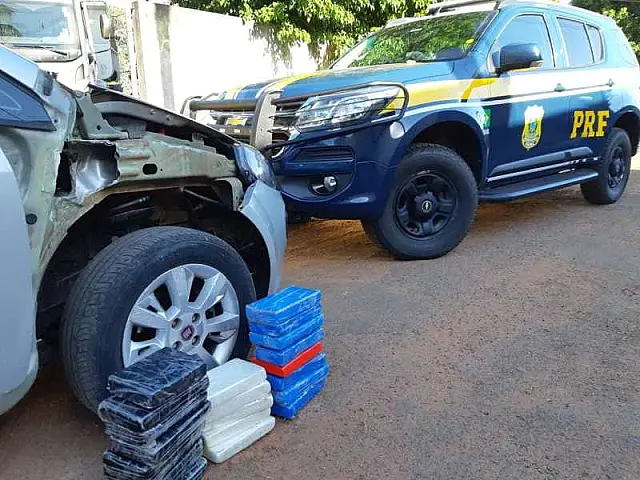 PRF em Anastácio apreende 21 kg de cocaína escondida sobre roda de carro