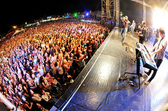 No primeiro dia de Expogrande, show extrapola o horário determinado pela Justiça