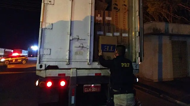 PRF apreende 700 mil maços de cigarro em caminhão