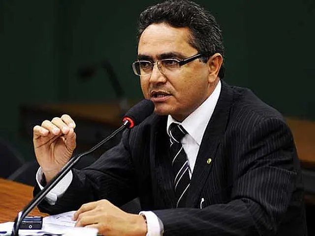 Ex-preso acusado de homicídio toma posse junto com condenado no mensalão