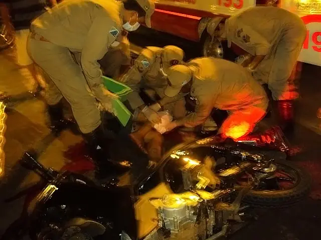 Colisão entre caminhonete e moto deixa jovem ferida