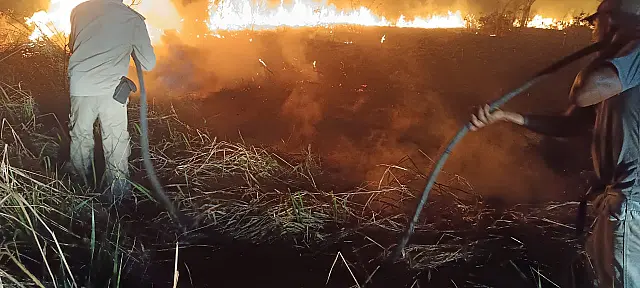 Bombeiros combatem incêndio em vegetação na zona rural de Corumbá