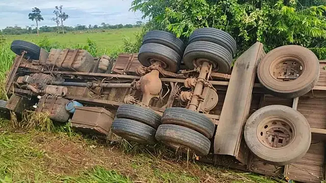 Caminhoneiro bêbado capota carga de calcário na BR-464