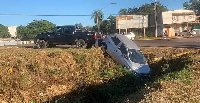 Motorista perde controle e carro vai parar em galeria pluvial de Corumbá