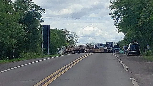Carreta saiu da pista e causou acidente na BR-262; não houve vítimas