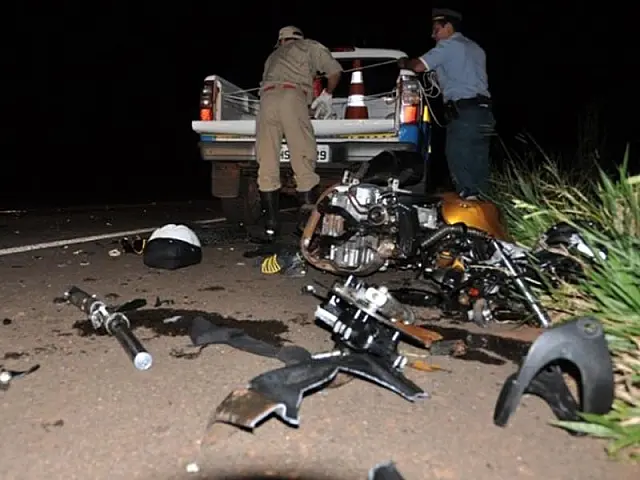 Motociclista morre ao bater de frente em caminhão após ultrapassagem