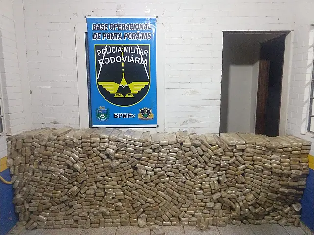 Polícia apreende 800 quilos de maconha em meio a óleo e areia na fronteira
