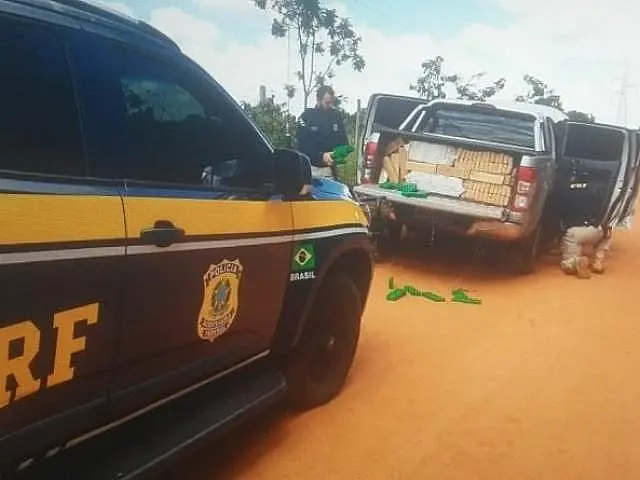 Após perseguição, PRF encontra uma tonelada de droga em camionete furtada