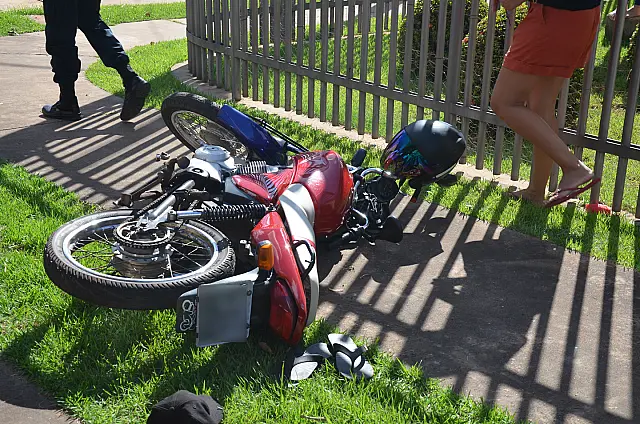 Motociclista vai parar na calçada após colidir com carro na Duque de Caxias