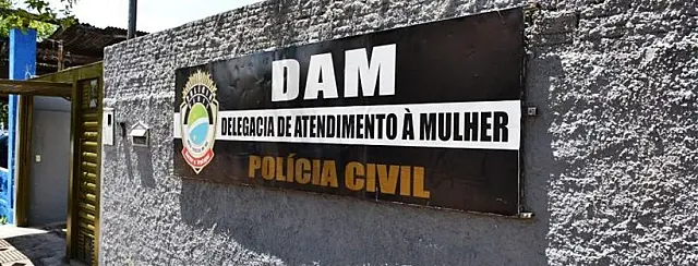 Homem puxa mulher pelo cabelo, bate cabeça dela na parede, exige dinheiro e vai preso