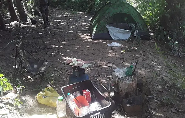 Homem é autuado por montar acampamento em área protegida