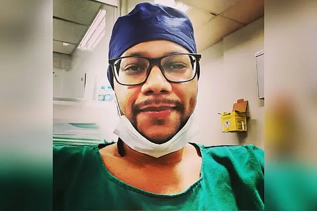 Técnico de enfermagem morre após bater moto em meio-fio da Capital