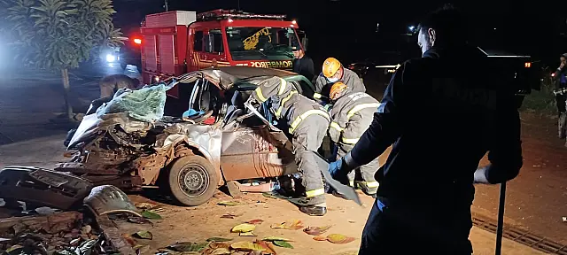 Acidente entre carro e ônibus deixa dois mortos e três feridos