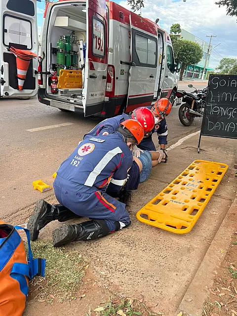 Mulher fica ferida após queda de moto no centro de Anastácio
