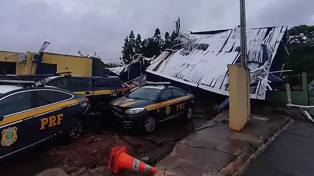 Em "cena de filme", cobertura de posto da PRF é arrancada após ventania