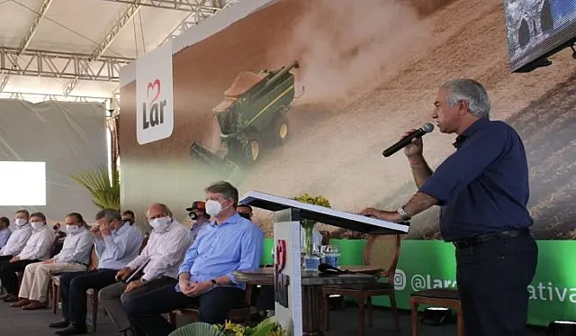 Azambuja inaugura indústria com 300 empregos e entrega reforma de escola