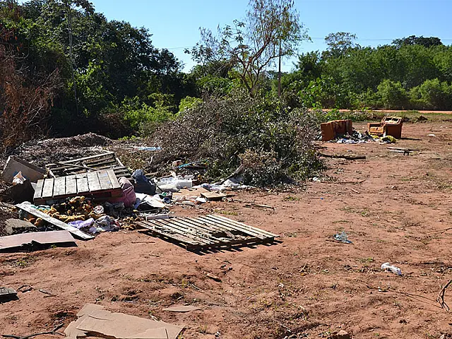 Flagrantes de moradores jogando lixo em área pública se repetem