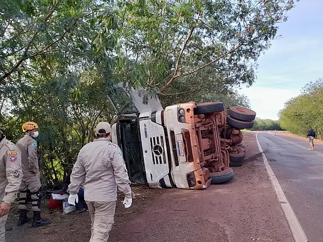 Carreta carregada com carvão tomba na BR-262 e motorista sai ileso