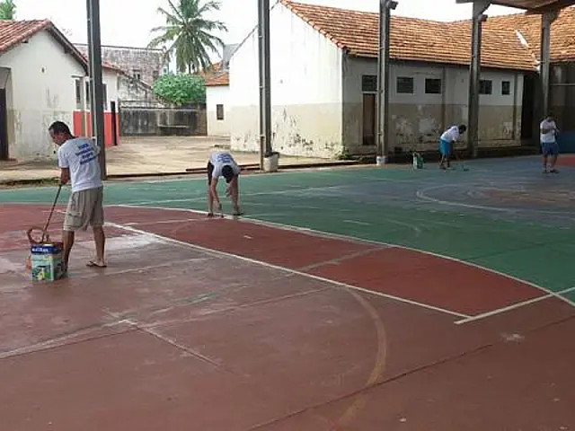 FEMA pinta quadra de esportes e inicia atividades das Escolinhas