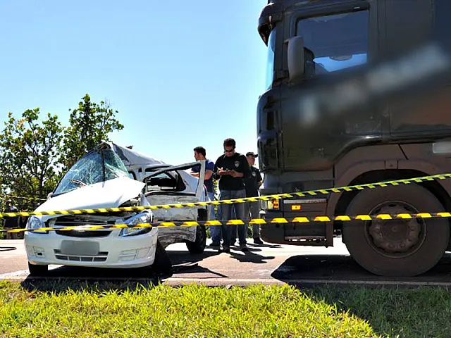Três irmãos morrem em colisão entre carro e carreta na BR-262
