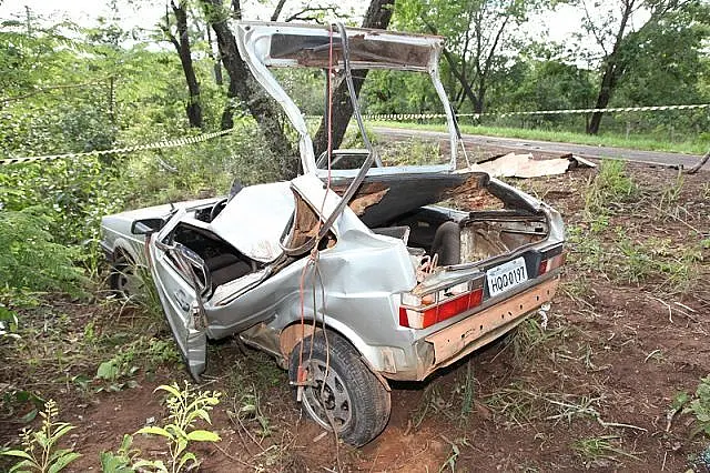Gol colide em árvore; um morre e três ficam feridos