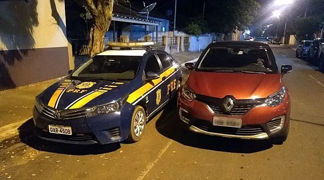 Carro de locadora é recuperado por PRF e motorista de 24 anos é preso