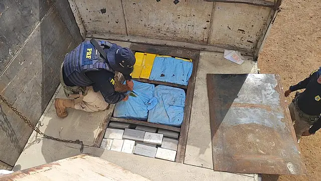 PRF apreende 220 kg de cocaína escondidos em caminhão na BR-262