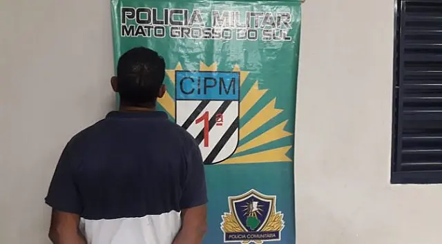 Homem bate na mulher por achar que ela voltou tarde para a casa em Bonito