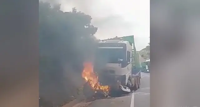 Jovem morre após carro bater de frente com carreta e pegar fogo na BR-163