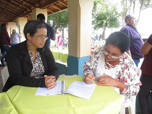 Moradores do Assentamento Guardinha recebem títulos de domínio, documento que transfere o imóvel rural em definitivo