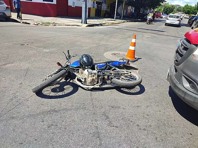 Carro invade preferencial e atinge moto em Corumbá