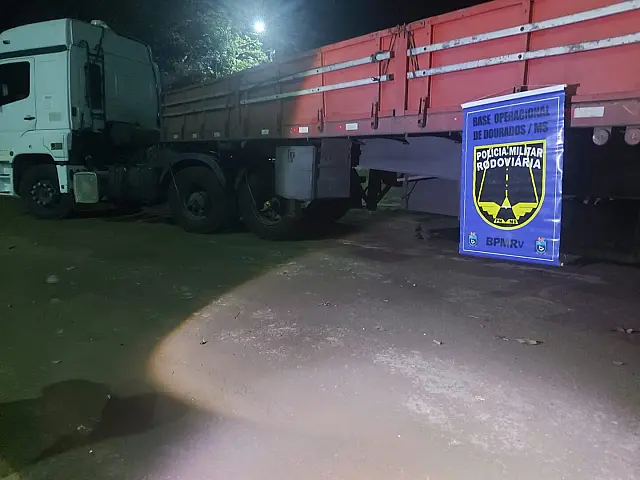 Caminhoneiro é liberto de cativeiro e PM prende veículo roubado em SP