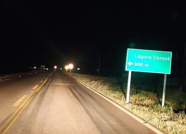 Motociclista morre após bater em lateral de carreta bitrem