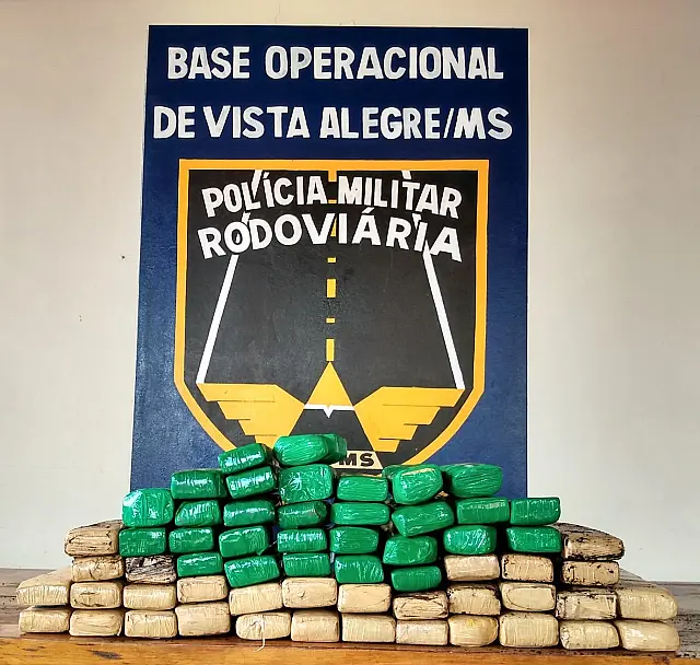 Polícia prende dupla com mala cheia de drogas