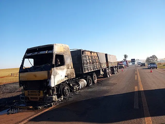 Carreta pega fogo e incêndio se alastra para pastagem